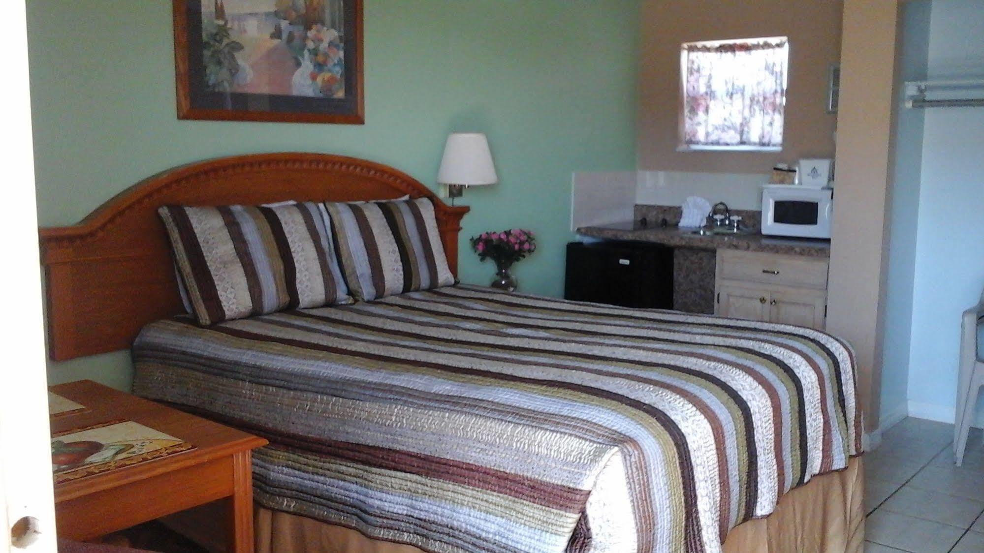 Beachwalk Inn Clearwater Beach Exterior foto
